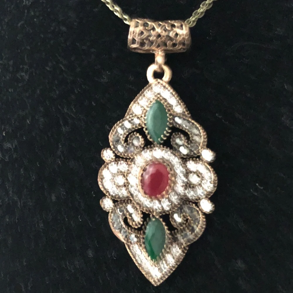 Elegant Red and Green Pendant Necklace - Picture 6 of 6